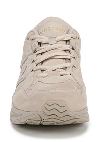 Scarpa beige in suede con punta arrotondata, colletto imbottito e lacci piatti. Suola testurizzata con motivo a onda e logo impresso sulla linguetta.