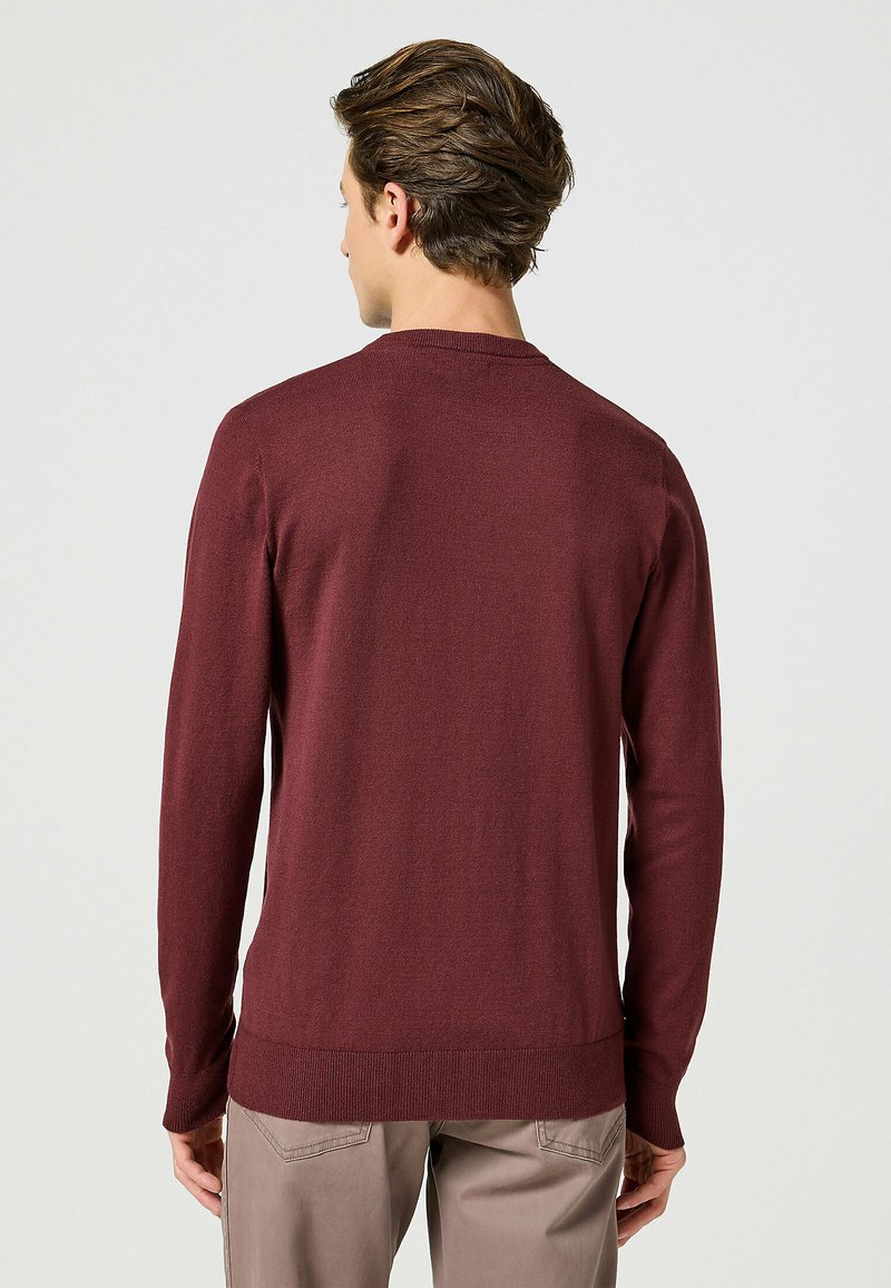 Maglione bordeaux in tessuto leggero, scollatura rotonda, maniche lunghe, polsini e orlo a costine, design minimalista, texture liscia.
