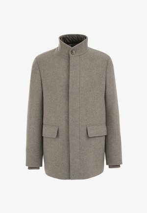 Pilkas vilnos paltas su aukštu apykakle, priekyje užsegamas mygtukais, su dviem šoninėmis kišenėmis ir suvrakintais rankogaliais, pagamintas iš tekstūruoto audinio.