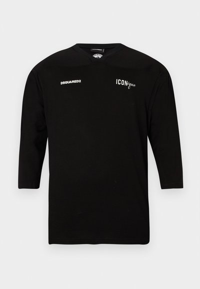 Μαύρο πουκάμισο με μακριά μανίκια και στρογγυλή λαιμόκοψη, λευκή επιγραφή "DSQUARED2" στο αριστερό στήθος και "ICONique" στο δεξί στήθος.