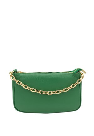 Borsa a mano in pelle verde con manico a catena dorata e chiusura con cerniera, mostrata su sfondo bianco.