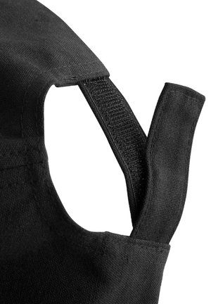 Musta kangasnauha, jossa on teksturoitu pinta ja säätöaukko. Saumat näkyvät reunoilla.