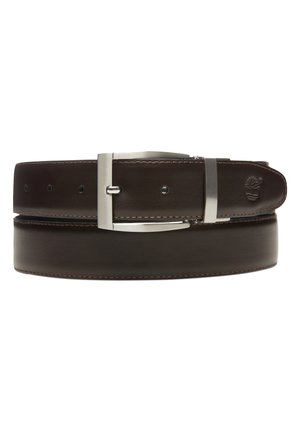 Ceinture en cuir marron foncé avec une texture lisse, boucle en métal argenté et couture contrastante orange le long des bords.