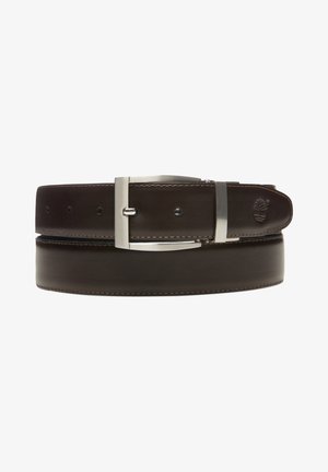 Dunkelbrauner Leder Gürtel mit glatter Textur, silberner Metallschnalle und kontrastierender orangefarbener Naht entlang der Kanten.