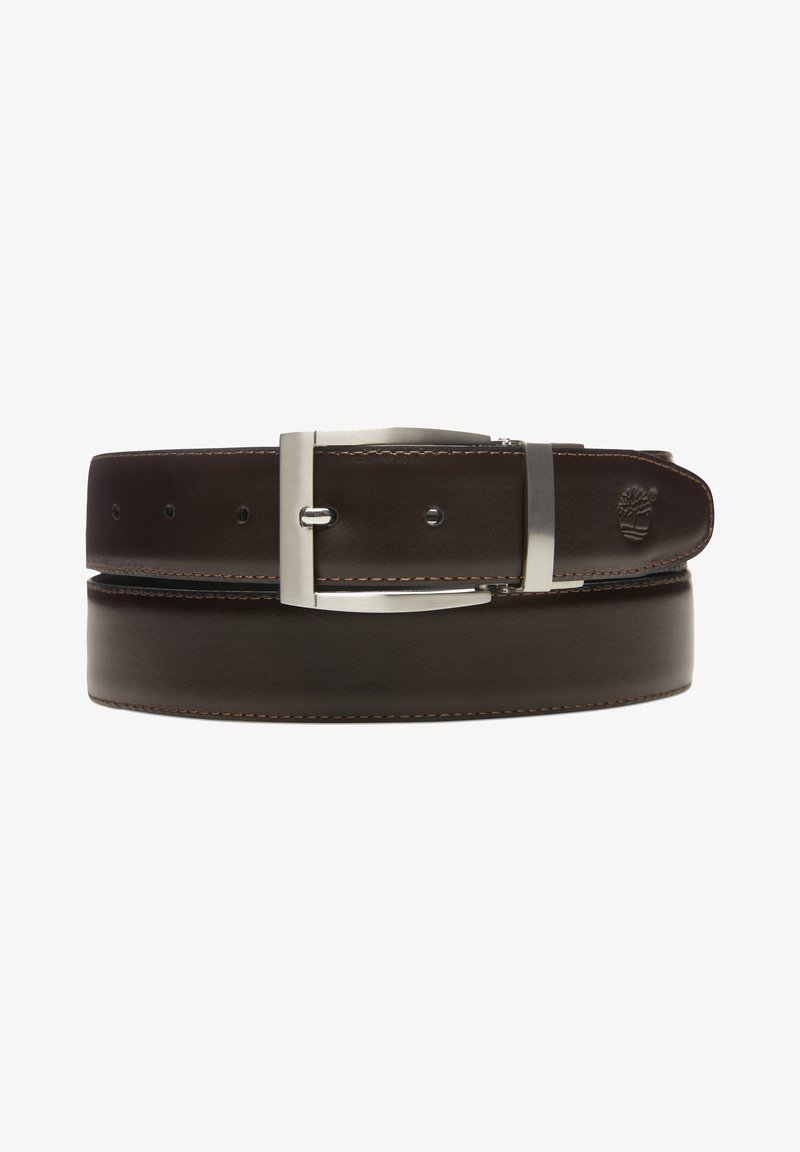 Czarny skórzany pas w ciemnym odcieniu z gładką teksturą, metalowa klamra w kolorze srebrnym oraz kontrastowe pomarańczowe szwy wzdłuż brzegów.