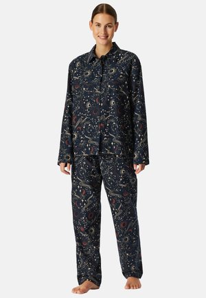 Marineblauwe katoenen pyjamaset met een patroon van sterren, manen en krullen in goud en rood, bestaande uit een knoopsluiting met lange mouwen en bijpassende broeken.