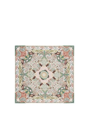 Pañuelo cuadrado con patrones florales y de cachemira simétricos en tonos suaves de verde, rosa, beige y marrón que forman un diseño de mandala circular.