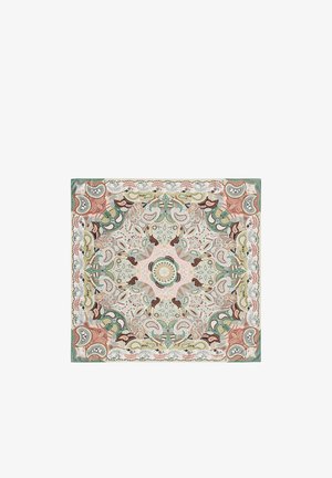 Kwadratowa chusta z symetrycznymi wzorami kwiatowymi i paisley w miękkich odcieniach zieleni, różu, beżu i brązu, tworząca okrągły wzór mandali.