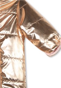 Abrigo hinchado dorado con capa externa metálica, diseño acolchado y forro interior suave. Presenta un puño acanalado en la abertura de la manga.