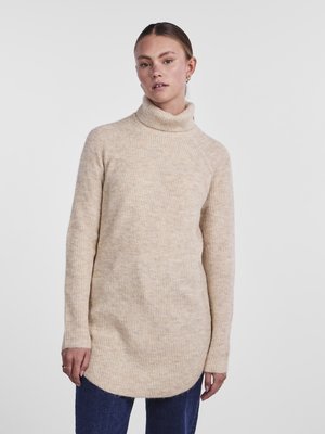 Beige strikket høyhalset genser med ribbestruktur, lange ermer og rund nederkant. Materialet ser mykt og varmt ut.