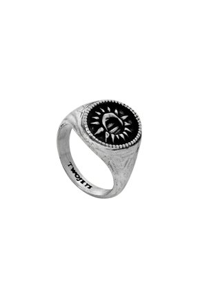 Anello in tonalità argento con un centrocircolare nero decorato con un design solare, banda testurizzata e nome del marchio inciso all'interno.