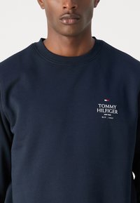 Tommy Hilfiger STACK - Melegítőfelső - desert sky