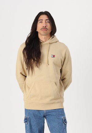 BADGE HOODIE - Sweatshirt - relic tan