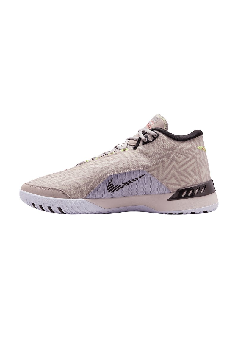 Sneaker atletico beige a bassa suola con motivi geometrici, logo Nike nero, rivestimento interno nero e suola bianca testurizzata.