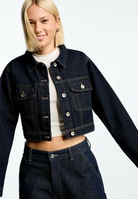 Bershka CROPPED - Jakna iz džinsa - royal blue