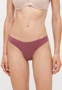 Bordeaux katoenen bikini slip met een gladde textuur, minimale bedekking en een brede tailleband voor comfort. Geen zichtbare merkvermelding of patronen.