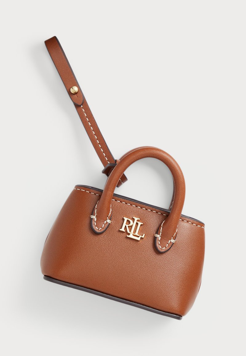 Καφέ δερμάτινη τσάντα χεριού με χρυσό λογότυπο, δύο λαβές από πάνω και αποσπώμενος ιμάντας. Διαθέτει αντίθετη ραφή και δομημένο σχέδιο.