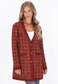 Giacca rossa intrecciata con motivo a griglia, scollo a V, due tasche frontali e tre bottoni decorativi, realizzata in tessuto testurizzato.