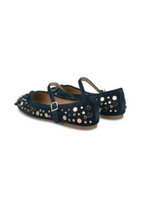 Ballerine in suede blu navy con punta arrotondata, dotate di borchie a cerchio dorate, una fascia con fibbia e una finitura texturizzata sulla tomaia.