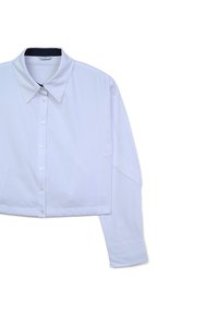 Camicetta bianca corta con un ampio colletto, chiusura frontale con bottoni e maniche lunghe, caratterizzata da un design elegante e una texture liscia.