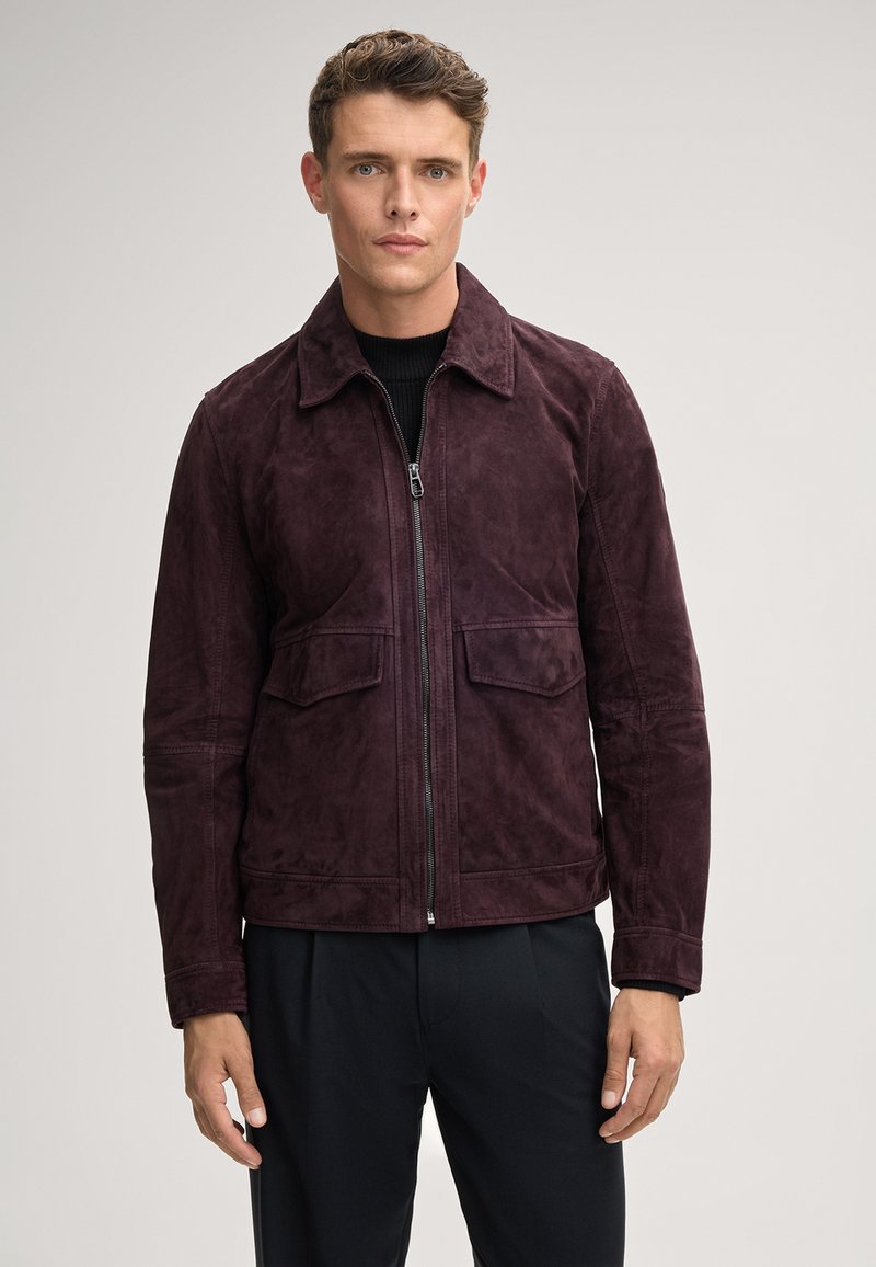Giacca da uomo in suede bordeaux con zip frontale, colletto a punta e due tasche sul petto. Presenta una finitura testurizzata ed è progettata per una vestibilità slim.