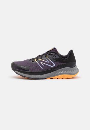 Baskets de course violettes et noires avec tige en mesh, semelle texturée et accents orange. Comprend des détails réfléchissants et un design de semelle durable.