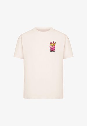 Beige bomulds t-shirt med rund hals, korte ærmer, og en pink tegneseriefigur iført en krone på venstre bryst. Tekst: "vild & sød."