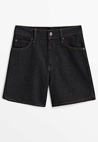 Svarta jeansshorts med femfickorsdesign. Har kontrasterande sömmar och en knappstängning vid midjan. Rakt ben.