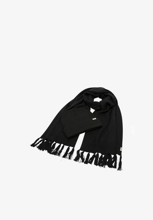 Set di sciarpa e berretto in maglia nera con dettagli a frange; texture morbida; design minimalista; include etichetta con logo sulla sciarpa.