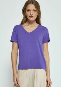 PEPPERCORN - SAMANTHA V-NECK  - T-Shirt basic - purple corallites Thumbnail-Bild 1