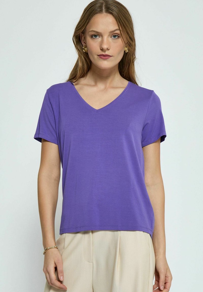PEPPERCORN SAMANTHA V-NECK - Jednoduché tričko - purple corallites