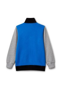 Felpa blu e grigia con colletto alto, maniche grigie e orlo a coste nera. Realizzata in un tessuto morbido con una trama liscia.