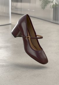 Klasické lodičky na opätku - burgundy