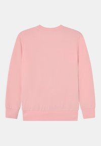 Mjuk rosa långärmad sweatshirt med ribbade muddar och nederkant, visad bakifrån mot en enkel vit bakgrund.