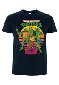 T-shirt in cotone nero con una grafica colorata di quattro tartarughe e un personaggio seduto, con testo in grassetto "Teenage Mutant Ninja Turtles."
