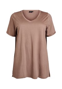 Camiseta marrón de cuello en V con mangas cortas, hecha de una tela suave, que presenta aberturas laterales para mayor comodidad y un corte holgado.
