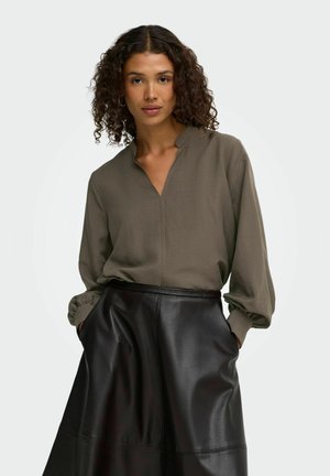 JDY, JDYCELESTE L/S LOOSE V-NECK TOP WVN DIA - Blouse - black olive