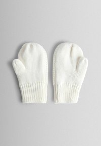 Adītas baltas cimdi ar mīkstu tekstūru, ar noapaļotu augšu un ribotām aprocēm ciešai piegulšanai. Nav redzamu rakstu vai akcentu.