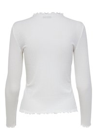 Top bianco a maniche lunghe con un colletto e orlo a volant. Presenta una silhouette aderente e un tessuto testurizzato, mettendo in evidenza un design semplice.