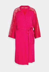 Robe rose en tissu doux, présentant des manches en dentelle et une ceinture à nouer à la taille. Design de style kimono avec une coupe décontractée.