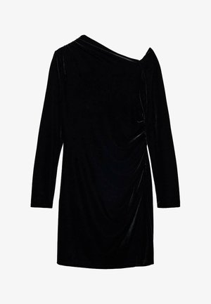 Zwart, langarmig dress in zachte velvet met een asymmetrische halslijn en geplooide details aan de zijkant, wat textuur en vorm creëert.