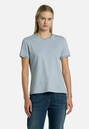 Lys blå bomulds T-shirt med rund halsudskæring, opsmøgede ærmer og vævet logo detalje på forsiden. Løs pasform, blød tekstur.