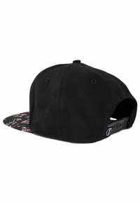 Svart keps med en blommönstrad skärm, tillverkad av texturerat tyg. Har en broderad logotyp på sidan och justerbar snapslutning.