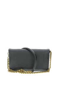 Clutch in pelle nera texture con pattina curva e tracolla in oro. Presenta una superficie liscia e un design minimalista.