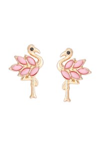 Orecchini a forma di fenicottero in tonalità oro con petali in smalto rosa, occhi a perla nera e dettagli del corpo ben realizzati, che mostrano un design fantasioso.