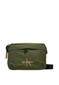 Bolso de hombro verde oliva de Calvin Klein, material de nylon, forma rectangular, cierre frontal con cremallera, logo bordado en dorado, correa ajustable.