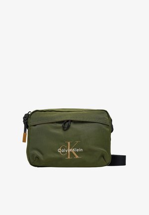 Bolso de hombro verde oliva de Calvin Klein, material de nylon, forma rectangular, cierre frontal con cremallera, logo bordado en dorado, correa ajustable.