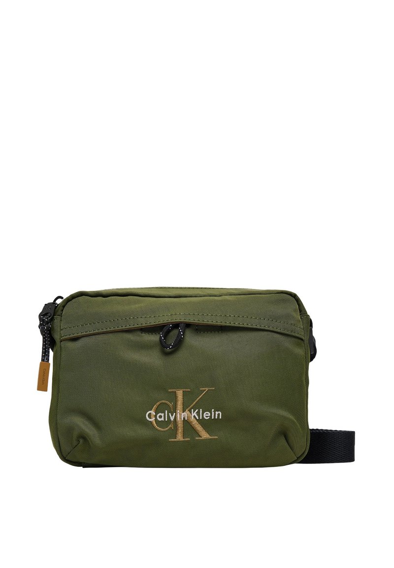 Bolso de hombro verde oliva de Calvin Klein, material de nylon, forma rectangular, cierre frontal con cremallera, logo bordado en dorado, correa ajustable.
