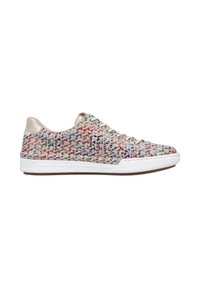 Baskets avec un motif tissé multicolore en crème, rouge et bleu, dotées d'une semelle en caoutchouc blanche et de légers accents métalliques sur le talon.