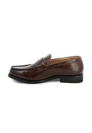 Mocassin en cuir marron avec une finition lisse, un bout arrondi et des détails de couture minimalistes. Talon en caoutchouc noir bas pour le confort et le style.